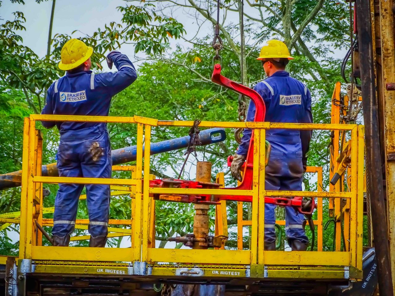 Trabajadores en un RIG de Braserv Petróleo en Barrancabermeja Colombia